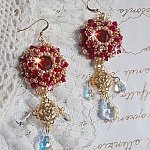 BO Rubis brod&eacute;es avec des cabochons Light Siam orn&eacute;s de toupies Rouges &agrave; laquelle s&rsquo;ajoute perles nacr&eacute;es Ivoires, estampes Dor&eacute;es, gouttes baroques en Cristal AB et crochets en Gold Filled 14 carats